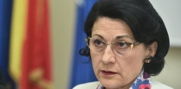 Parintii cer demisia Ecaterinei Andronescu: „De treizeci de ani se fac experimente pe seama copiilor” | Demamici.ro
