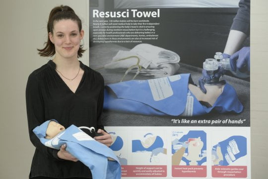 Un student a creat prosoape speciale pentru a ajuta la resuscitarea bebelusilor