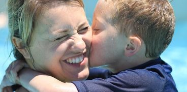 Un tata a trebuit sa-i spuna fiului sau ca si-a pierdut mama, la trei zile dupa ce a fost diagnosticata cu cancer | Demamici.ro