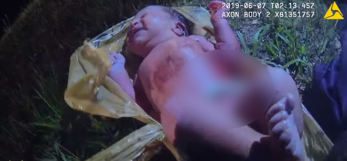  Fetita nou-nascuta, abandonata intr-o punga de plastic in padure, il prinde de deget pe salvator! Imagini cu un puternic impact emotional VIDEO| Demamici.ro