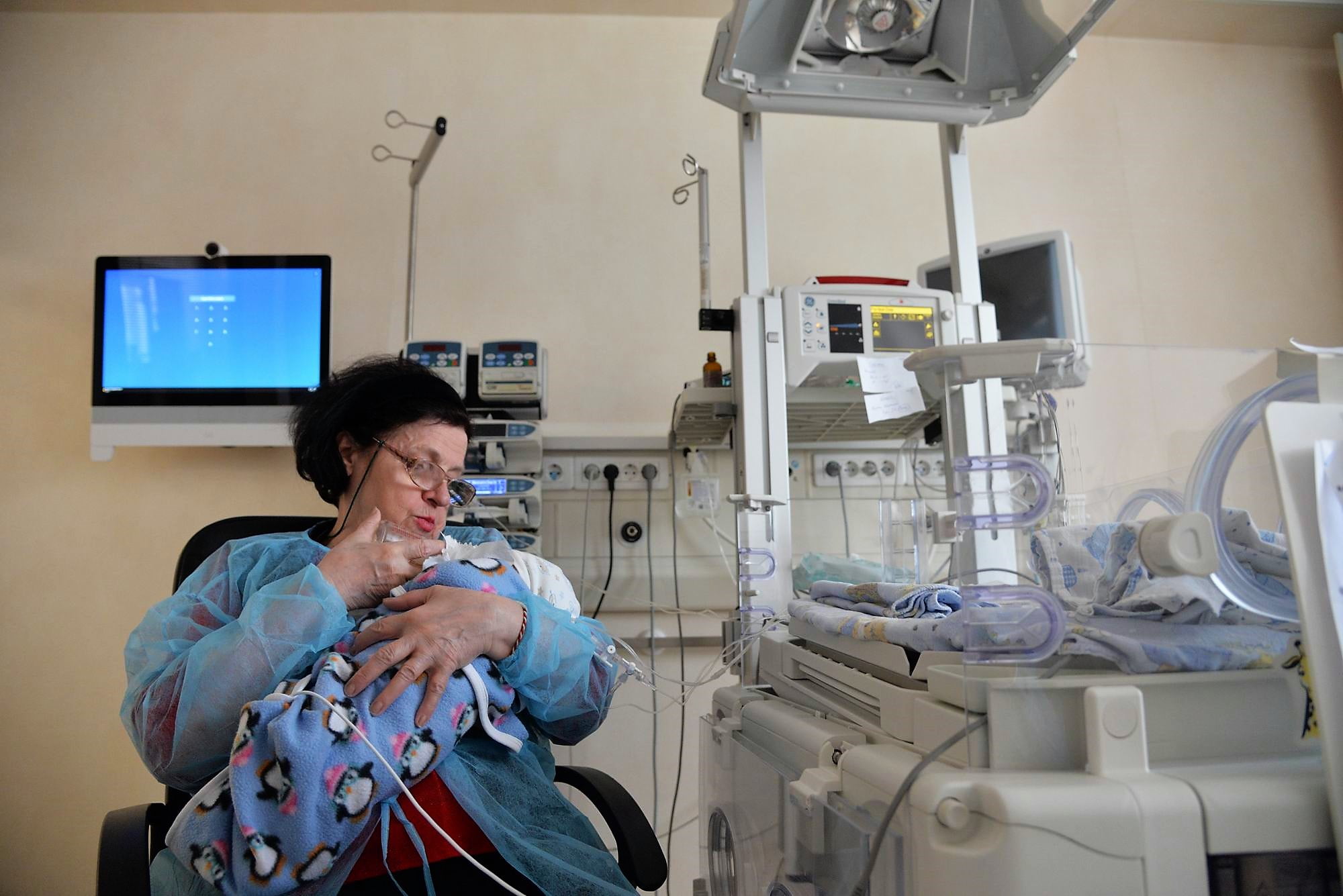 Bunicile voluntare ofera iubire nou-nascutilor bolnaviori si abandonati: "Ii schimbam, le dam sa manance, le cantam... " | Demamici.ro