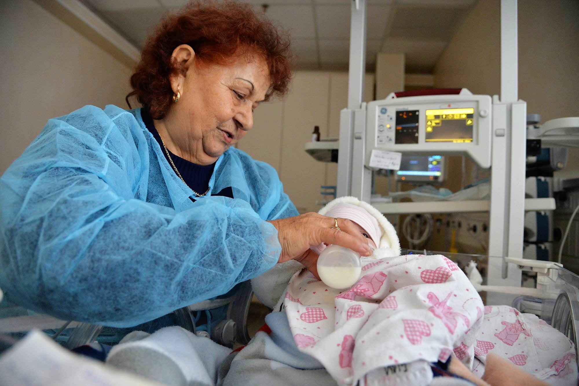 Bunicile voluntare ofera iubire nou-nascutilor bolnaviori si abandonati: "Ii schimbam, le dam sa manance, le cantam... " | Demamici.ro