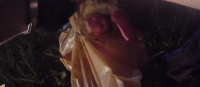  Fetita nou-nascuta, abandonata intr-o punga de plastic in padure, il prinde de deget pe salvator! Imagini cu un puternic impact emotional VIDEO| Demamici.ro