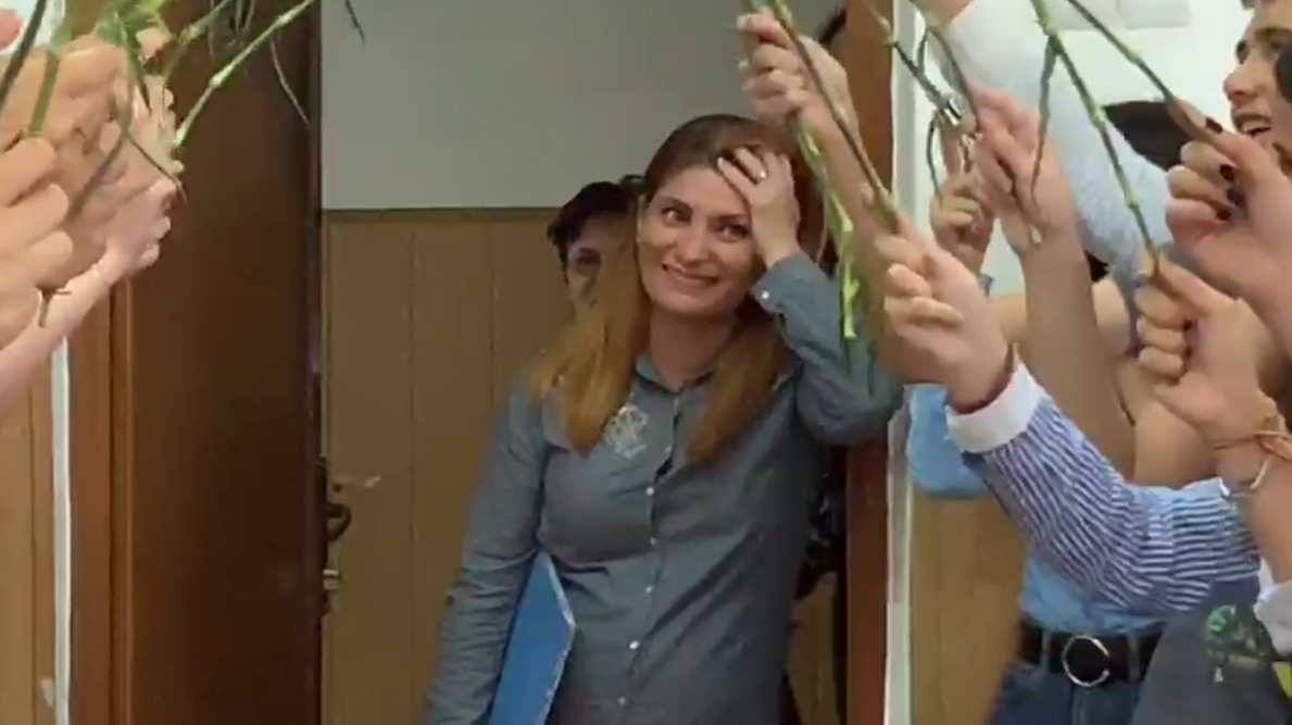 Scene incredibile la final de an! O profesoara insarcinata, surprinsa de elevii sai VIDEO| Demamici.ro