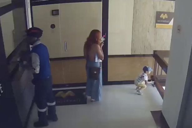 Un baietel, la un pas sa cada de la etajul 4, in timp ce mama se uita in telefon VIDEO | Demamici.ro