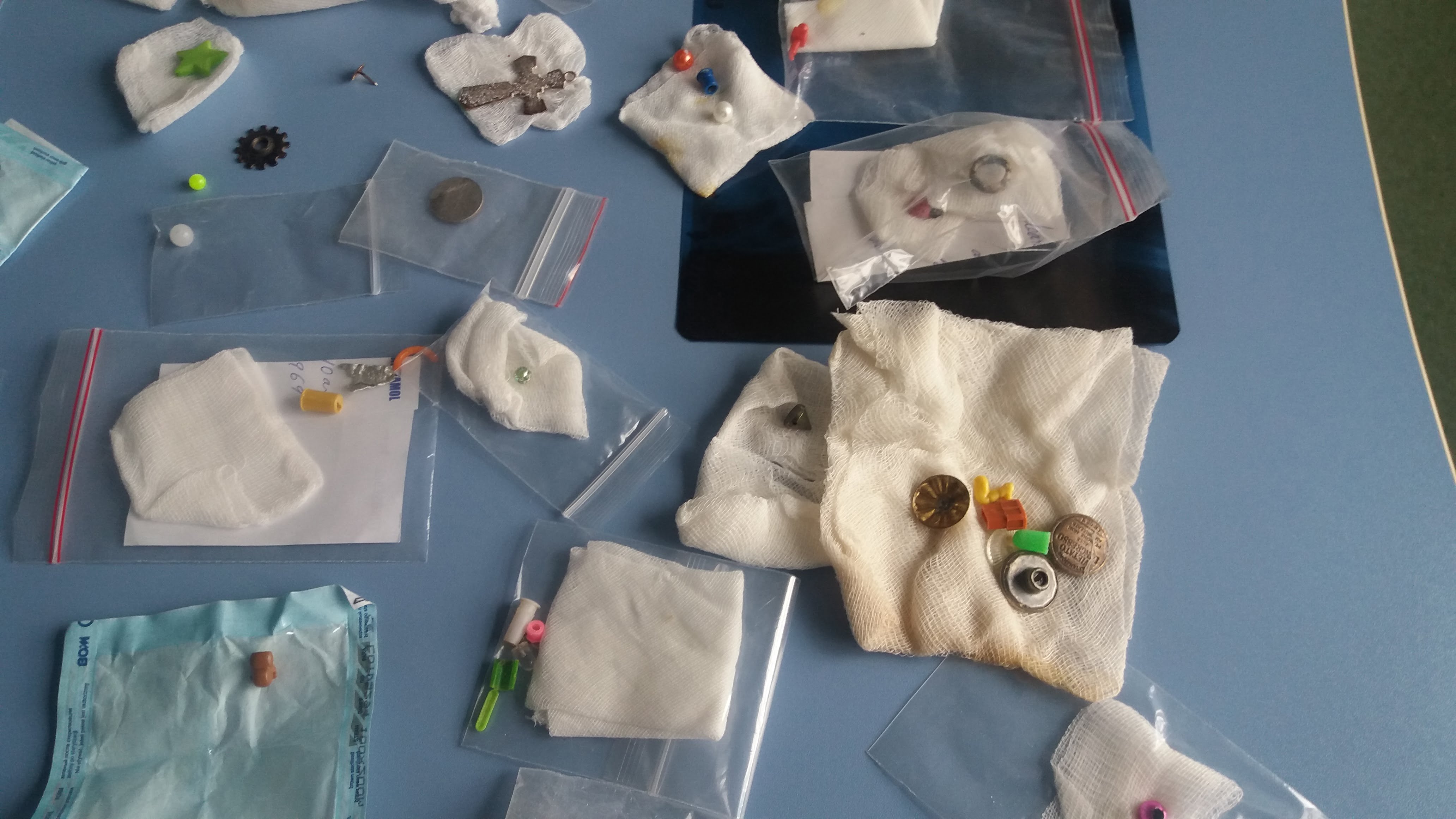 Cele mai ciudate obiecte gasite in stomacul copiilor ajunsi la spital: ace, monede, baterii, medalioane | Demamici.ro