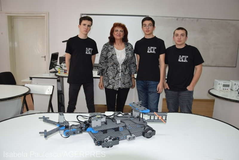 Trei adolescenti din Sibiu au creat un robot pompier