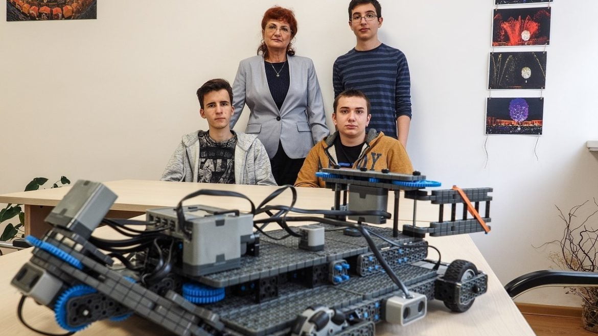 Trei adolescenti din Sibiu au creat un robot pompier