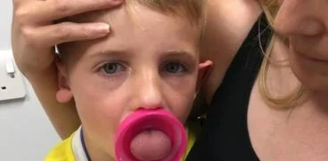 Un baietel, la un pas de moarte dupa ce limba i-a ramas blocata in sticla de apa | Demamici.ro