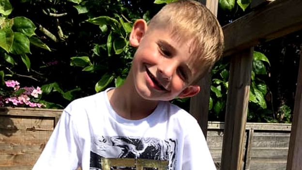 Un baietel, la un pas de moarte dupa ce limba i-a ramas blocata in sticla de apa | Demamici.ro