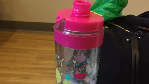 Un baietel, la un pas de moarte dupa ce limba i-a ramas blocata in sticla de apa | Demamici.ro