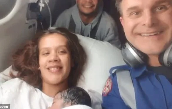 O gravida si-a adus baietelul pe lume in avion. Era primul ei zbor | Demamici.ro