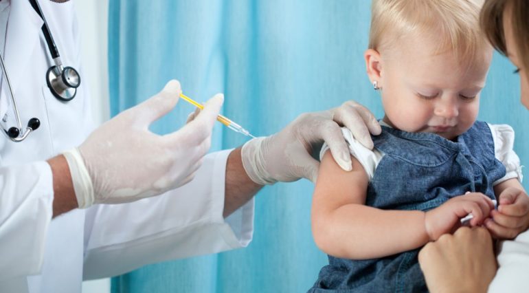 Cum linistesti un copil in timpul unui vaccin