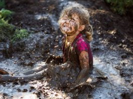 Lăsați-vă copiii să se murdărească. Acest lucru poate avea efecte benefice asupra sănătății pe tot parcursul vieții | Demamici.ro