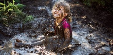 Lăsați-vă copiii să se murdărească. Acest lucru poate avea efecte benefice asupra sănătății pe tot parcursul vieții | Demamici.ro