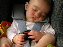 Nu lasati copilul sa doarma intr-o masina incinsa. Pericol de moarte | Demamici.ro