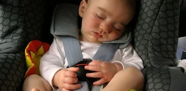 Nu lasati copilul sa doarma intr-o masina incinsa. Pericol de moarte | Demamici.ro