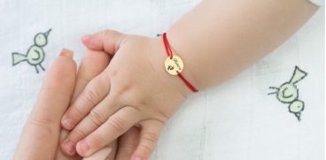 Ata rosie la mana bebelusului. Care este semnificatia acesteia | Demamici.ro