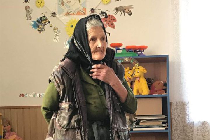 La 83 de ani, bunica Sofia nu vrea să renunțe la slujba de femeie de serviciu de la grădiniță | Demamici.ro