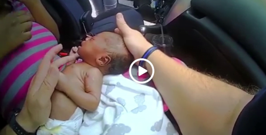 Gest de erou. Un politist a salvat viata unei fetite de 12 zile. Momentul a fost filmat VIDEO | Demamici.ro
