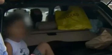 Copil, tinut in portbagajul masinii, in drum spre mare. Politistii l-au gasit. Reactia tatalui a fost filmata VIDEO | Demamici.ro