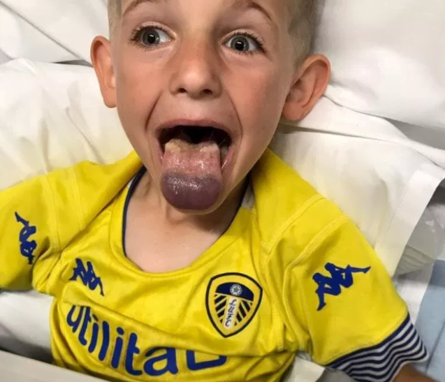 Un baietel, la un pas de moarte dupa ce limba i-a ramas blocata in sticla de apa | Demamici.ro