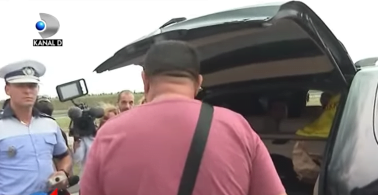 Copil, tinut in portbagajul masinii, in drum spre mare. Politistii l-au gasit. Reactia tatalui a fost filmata VIDEO | Demamici.ro