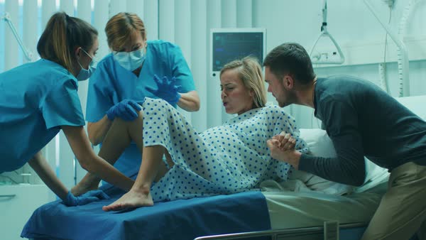 În cele din urmă am puterea să vorbesc despre nașterea mea traumatizantă