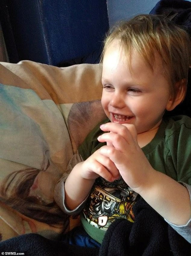 Un baietel de 3 ani a murit dupa ce doctorii i-au gresit diagnosticul. Au spus ca avea glezna luxata | Demamici.ro