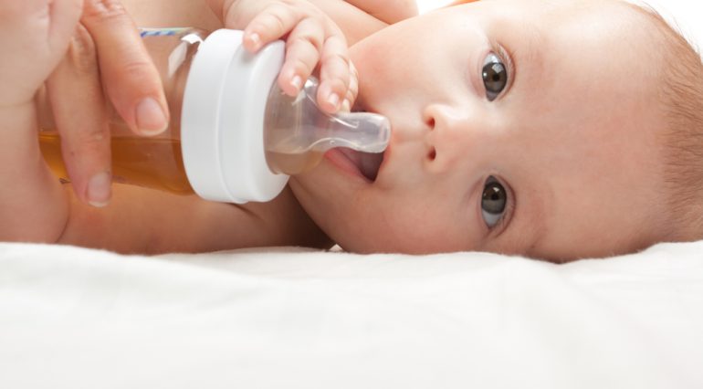 Are voie sau nu bebelusul sa bea ceai