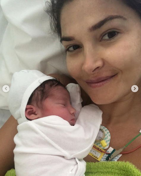 Alina Puscas a nascut a treia oara. Primele imagini cu fetita | Demamici.ro