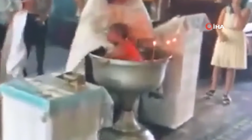Comportament ireal al unui preot in timpul botezului. Mama s-a repezit sa-si scape bebelusul din mainile lui VIDEO | Demamici.ro