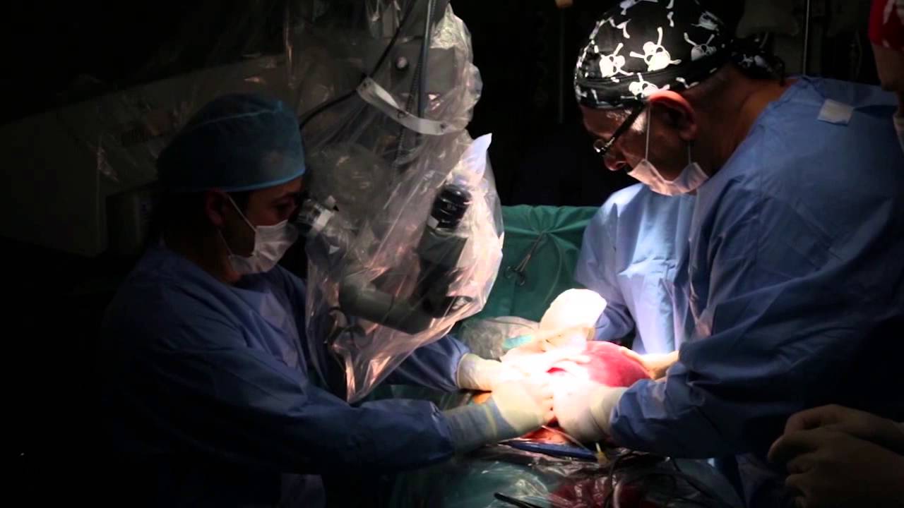 Copil nenascut, operat in uter, il prinde de deget pe chirurg | Demamici.ro