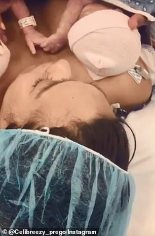 Doi nou-născuți și-au strâns mânuțele