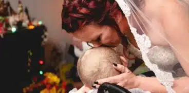 Un baietel de 12 ani isi conduce mama spre altar, cu cateva zile inainte sa moara VIDEO | Demamici.ro