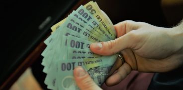 Bani pentru copiii români cu părinți în străinătate | Demamici.ro