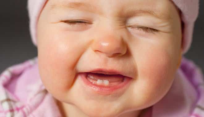 Cum imi dau seama ca bebelusului ii ies dintii? Remedii pentru durere