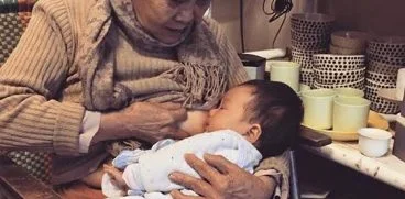 O bunica isi alapteaza nepotul. Corpul femeilor e o minune | Demamici.ro