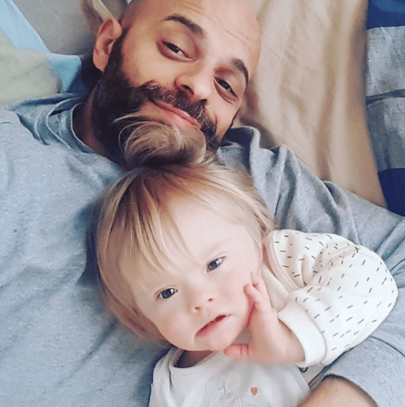 O fetita cu sindromul Down a fost adoptata de un tata singur