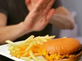 Adolescent, rămas orb și surd după o dietă cu cârnați, chipsuri și mâncare procesată | Demamici.ro