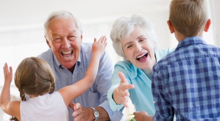Copiii crescuti de bunici ajung adulti mai fericiti | Demamici.ro