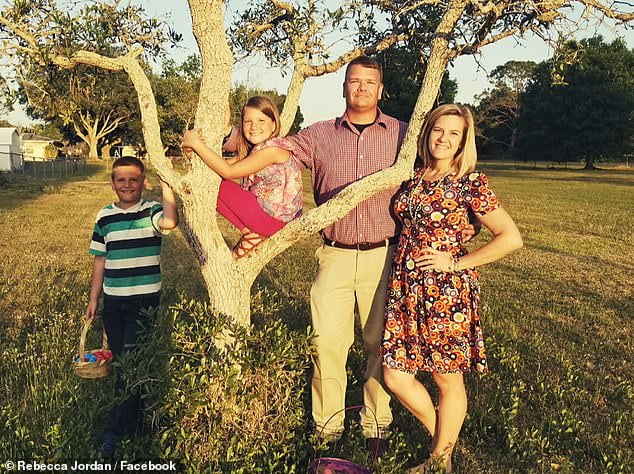 Un baietel a ajuns la Urgente dupa ce s-a invartit in leagan, cu capul in jos | Demamici.ro