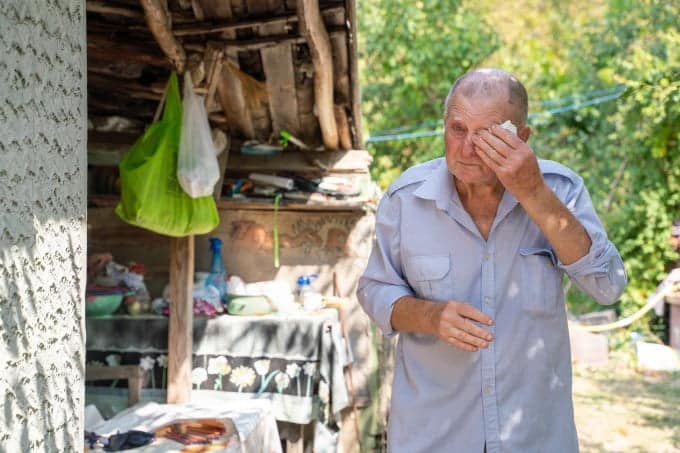 La 80 de ani, bunicul Petre isi creste singur nepoata, abandonata de mama: "E fata mea acum! Fara ea n-as fi rezistat atat!" | Demamici.ro