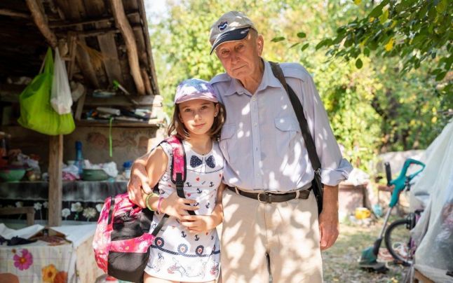 La 80 de ani, bunicul Petre isi creste singur nepoata, abandonata de mama: "E fata mea acum! Fara ea n-as fi rezistat atat!" | Demamici.ro