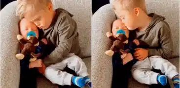 Un baietel cu sindromul Down isi linisteste fratiorul care plangea neconsolat VIDEO | Demamici.ro
