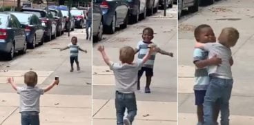 Clip viral: Doi baietei alearga unul spre altul si se imbratiseaza dupa ce nu s-au mai vazut de mult timp VIDEO | Demamici.ro