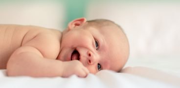 Bebelusul la 5 luni. Primele silabe si primele accidentari | Demamici.ro