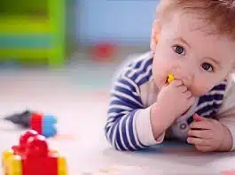 Bebelusul la 8 luni. Energic, curios si dornic sa ia lumea la pas | Demamici.ro