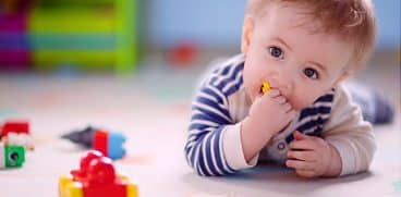 Bebelusul la 8 luni. Energic, curios si dornic sa ia lumea la pas | Demamici.ro