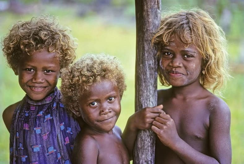 Copiii cu pielea neagra si parul blond natural. Miracolul determinat de o gena mutant | Demamici.ro
